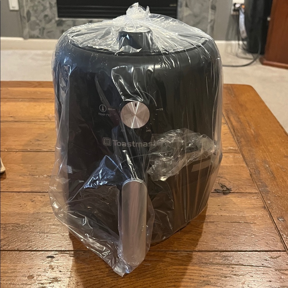 Toastmaster 2.6 Quart Air Fryer-Black. Item is brand new in original packaging. - Picture 2 of 7